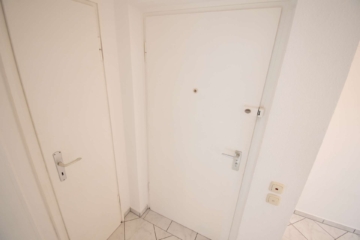 Diele Bsp. Wohnung DG links - Renditepotenzial: Gepflegtes Mehrfamilienhaus mit 5 Einheiten, 6 Garagen und großem Grundstück
