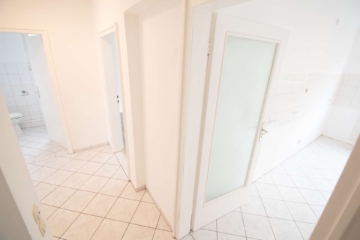 Flur Wohnung DG links - Renditepotenzial: Gepflegtes Mehrfamilienhaus mit 5 Einheiten, 6 Garagen und großem Grundstück