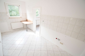 Küche Wohnung DG links - Renditepotenzial: Gepflegtes Mehrfamilienhaus mit 5 Einheiten, 6 Garagen und großem Grundstück