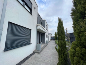 2 - Neuwertiges und modernes Einfamilienhaus mit großer Einliegerwohnung in beliebtem Neubaugebiet