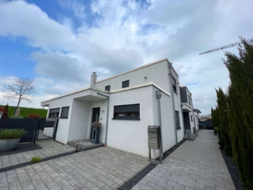 1 - Neuwertiges und modernes Einfamilienhaus mit großer Einliegerwohnung in beliebtem Neubaugebiet