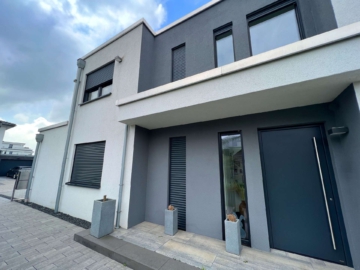 3 - Neuwertiges und modernes Einfamilienhaus mit großer Einliegerwohnung in beliebtem Neubaugebiet