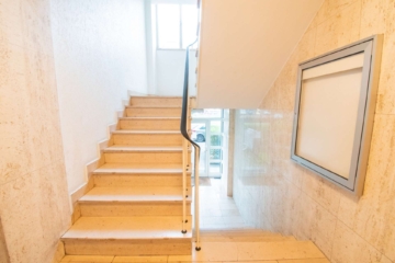 Treppenhaus - In der Stadt im Grünen wohnen: 3-Zimmer-ETW mit Balkon, Aufzug und Stellplatz in gefragter Lage