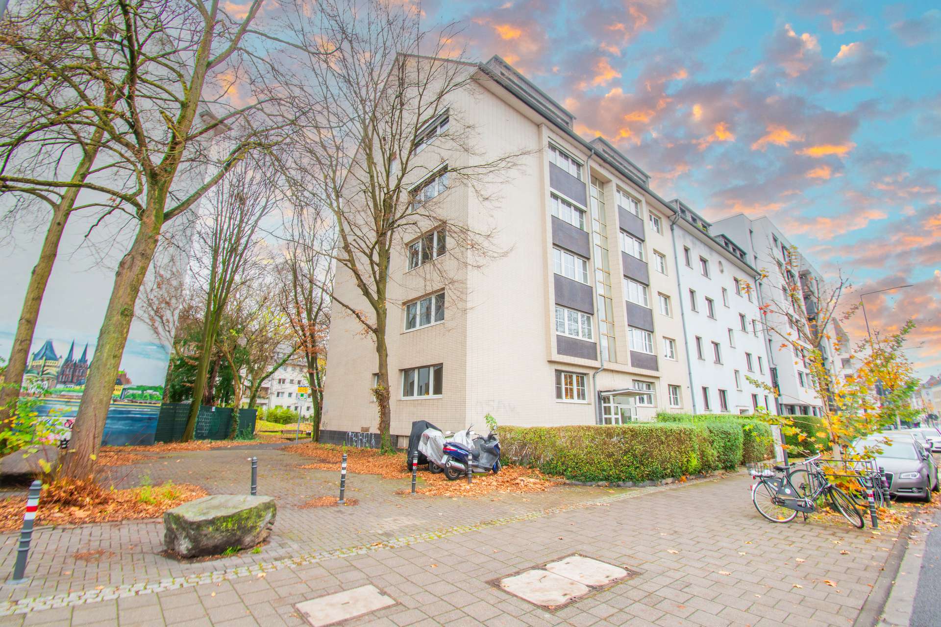 Hausansicht - In der Stadt im Grünen wohnen: 3-Zimmer-ETW mit Balkon, Aufzug und Stellplatz in gefragter Lage