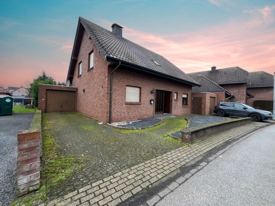 Traumhafte Lage: Freistehendes Einfamilienhaus mit großem Grundstück direkt am Ortskern von Sevelen, 47661 Issum, Einfamilienhaus