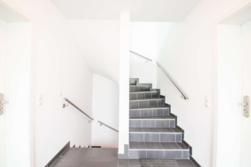 Treppenhaus - Exklusives Wohnen: Neuwertige 2,5-Zimmer-Wohnung mit Dachterrasse in idyllischer Lage