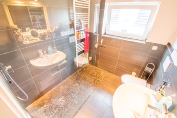 Badezimmer - Exklusives Wohnen: Neuwertige 2,5-Zimmer-Wohnung mit Dachterrasse in idyllischer Lage