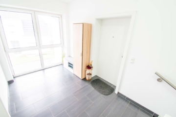 Wohnungstür - Exklusives Wohnen: Neuwertige 2,5-Zimmer-Wohnung mit Dachterrasse in idyllischer Lage