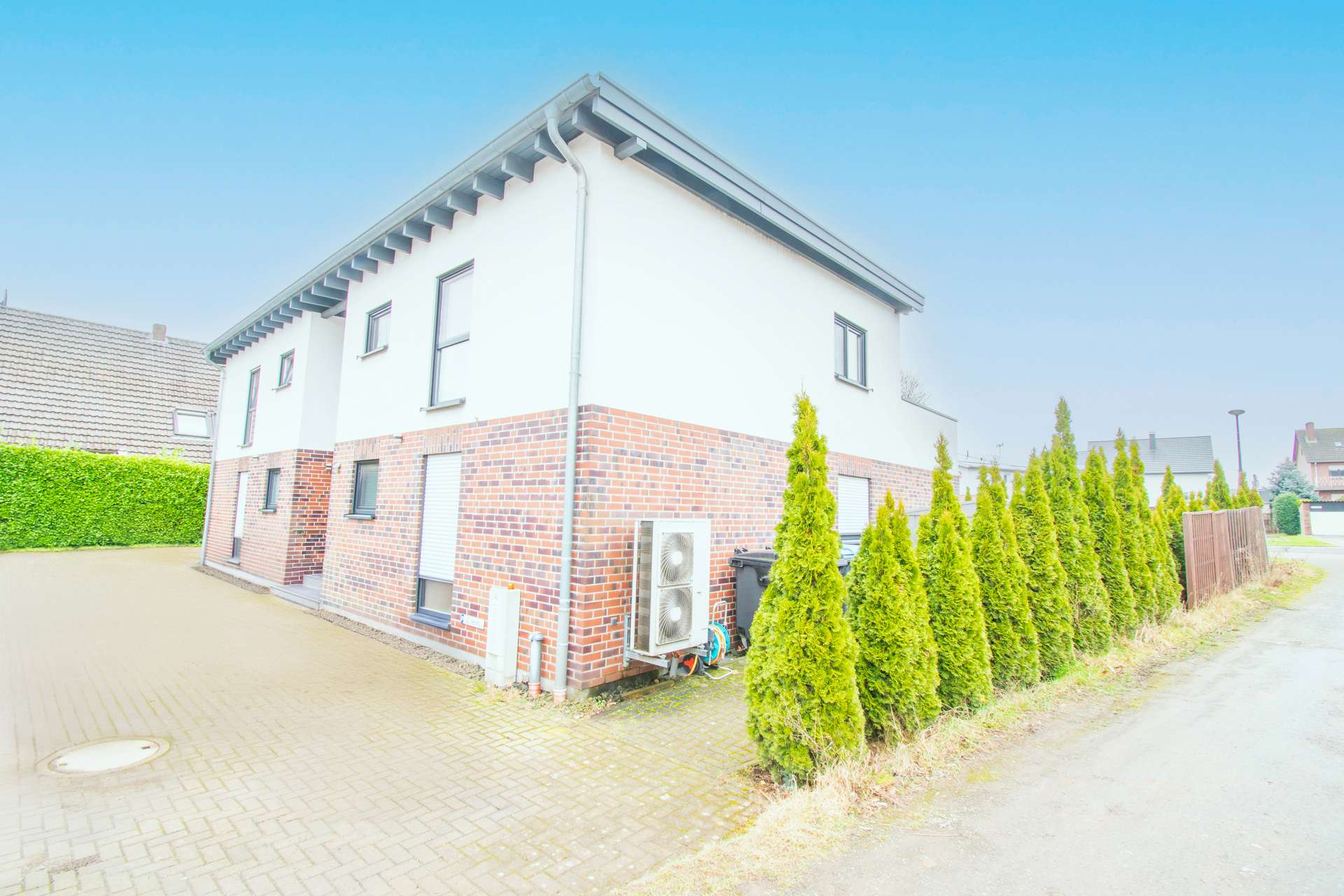 Titelbild - Exklusives Wohnen: Neuwertige 2,5-Zimmer-Wohnung mit Dachterrasse in idyllischer Lage