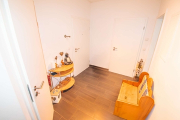 Diele - Exklusives Wohnen: Neuwertige 2,5-Zimmer-Wohnung mit Dachterrasse in idyllischer Lage