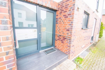 Hauseingang - Exklusives Wohnen: Neuwertige 2,5-Zimmer-Wohnung mit Dachterrasse in idyllischer Lage