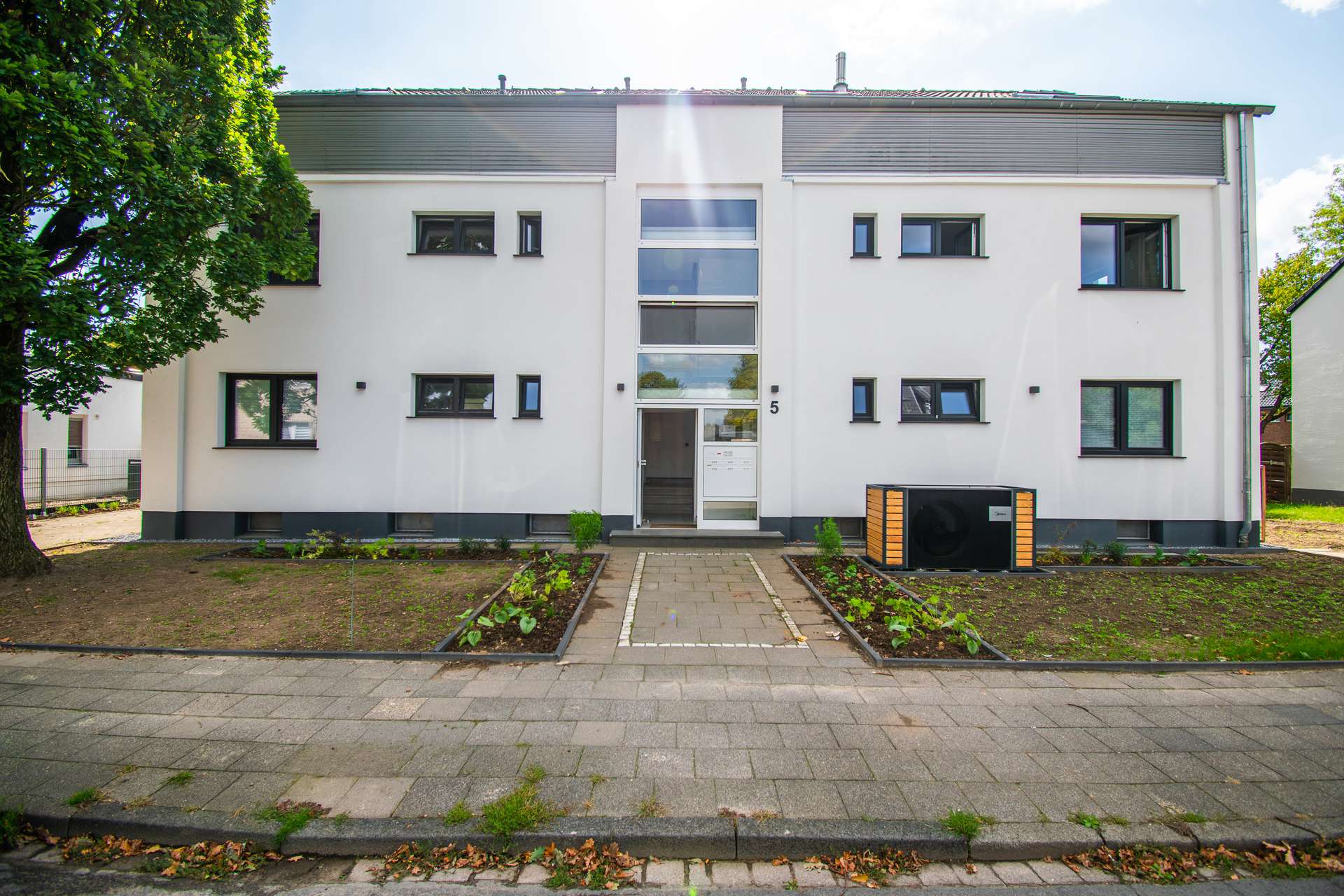 Hausansicht - Erstbezug nach Sanierung: Helle 3–Zimmer Wohnung mit moderner Ausstattung