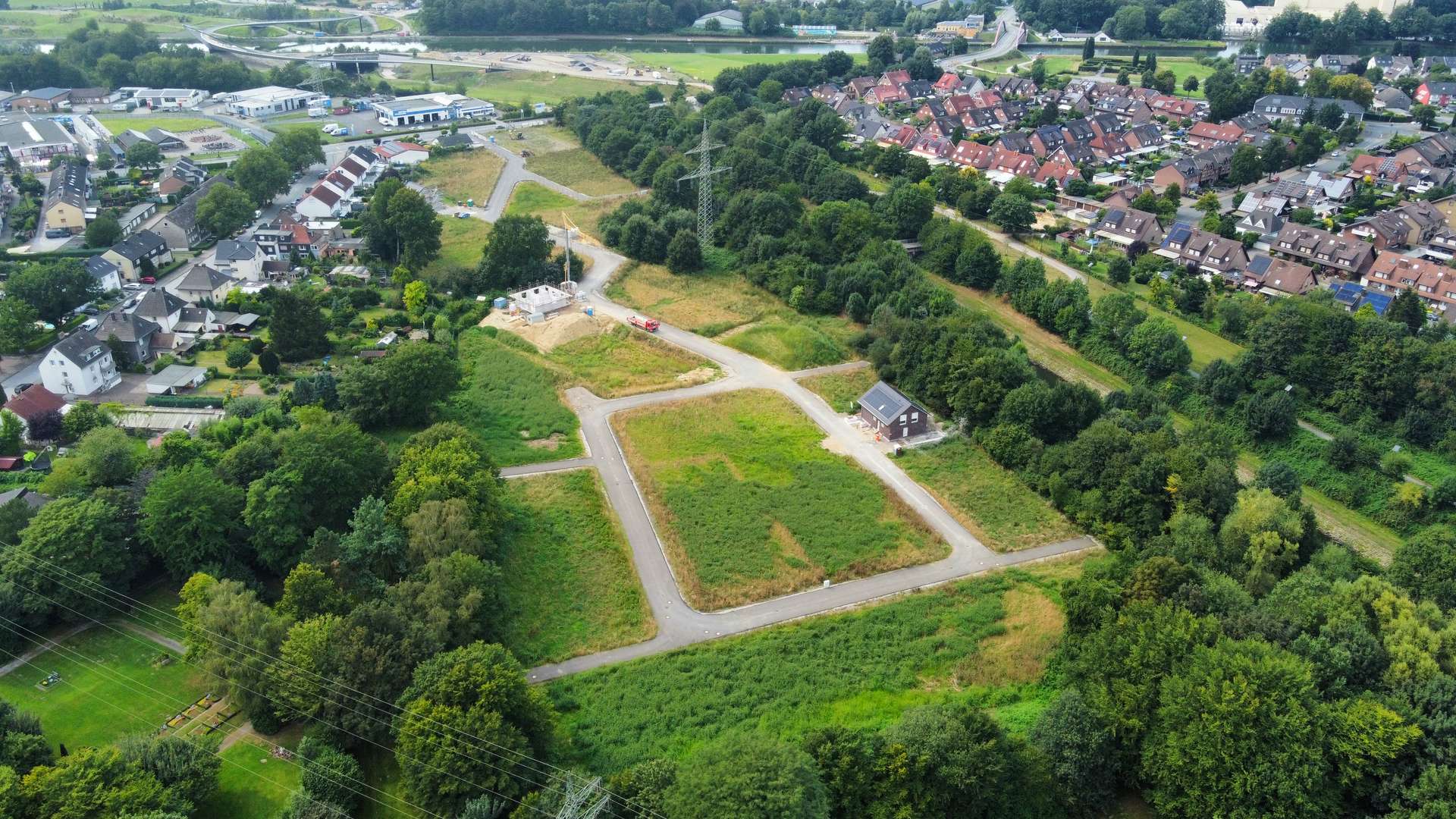 Drohnenaufnahme (4) - Jetzt Wohntraum verwirklichen: voll erschlossene Baugrundstücke im Neubaugebiet „Am Emscherufer“