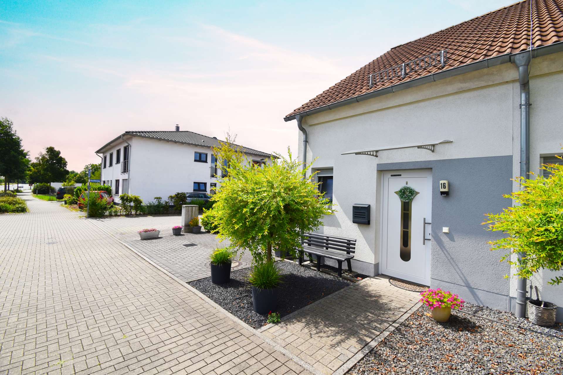 Hausansicht - Neuwertiges & modernes Reihenendhaus in attraktiver Niederberg-Lage