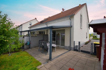 Hausansicht hinten - Neuwertiges & modernes Reihenendhaus in attraktiver Niederberg-Lage