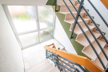 Treppenhaus - Barrierearme, frisch renovierte Wohnung mit 2 Zimmern und Aufzug in renommierter Lage