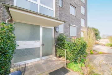 Hauseingang - Barrierearme, frisch renovierte Wohnung mit 2 Zimmern und Aufzug in renommierter Lage