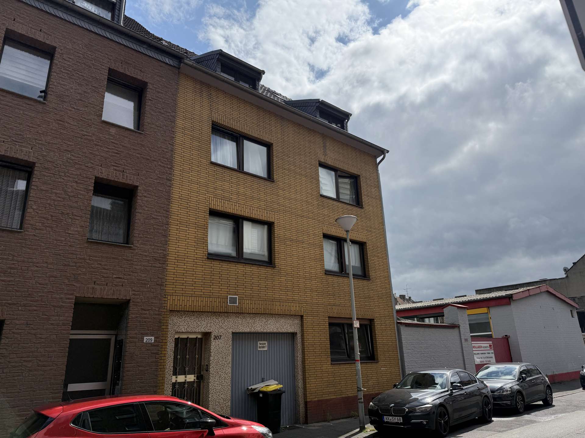 Hausansicht - Renovierte 4-Zimmer-Maisonettewohnung