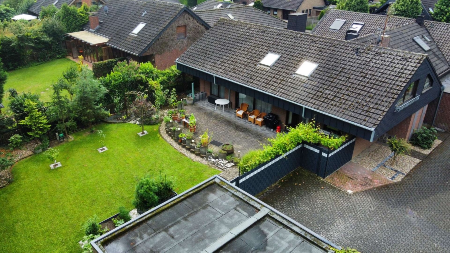 Freistehendes Zweifamilienhaus mit traumhaftem, großem Garten und vielen Gestaltungsmöglichkeiten in, 47506 Neukirchen-Vluyn, Wohnung