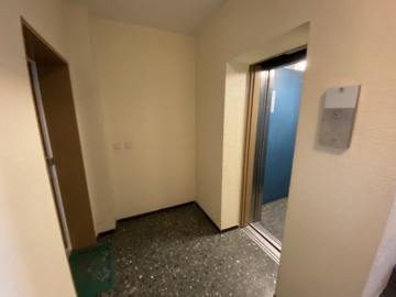 Aufzug - Komplett renovierte 4-Zimmer-Wohnung mit viel Platz am Zentrum von Neukirchen