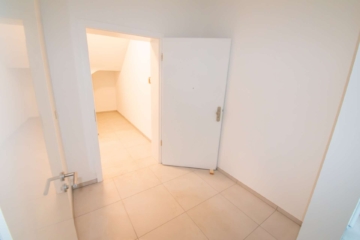 Diele - Wohnen auf einem Vierkanthof: Kernsanierte Erdgeschosswohnung mit traumhaftem Feldblick