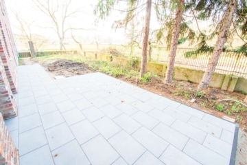Terrasse mit Feldblick - Wohnen auf einem Vierkanthof: Kernsanierte Erdgeschosswohnung mit traumhaftem Feldblick