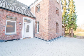 Haustür - Wohnen auf einem Vierkanthof: Kernsanierte Erdgeschosswohnung mit traumhaftem Feldblick