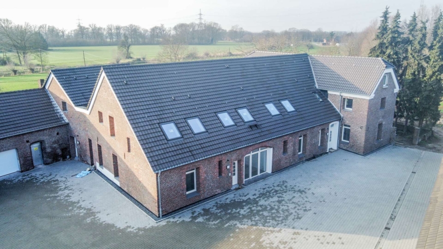 Titelbild - Wohnen auf einem Vierkanthof: Kernsanierte Erdgeschosswohnung mit traumhaftem Feldblick