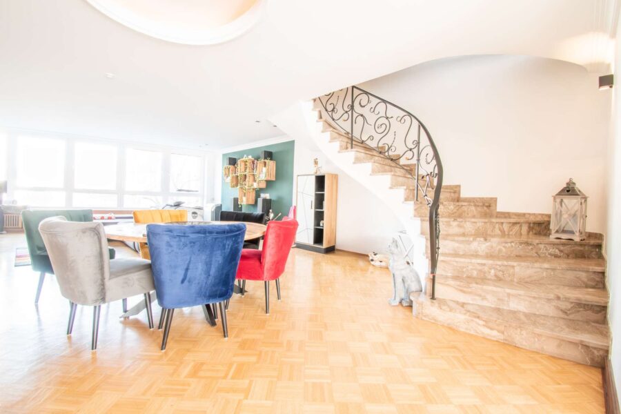 Wohnen wie im eigenen Haus: Besondere Maisonette-Wohnung mit großer Dachterrasse im Herzen der Stadt, 47051 Duisburg, Maisonettewohnung