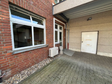 Büroeingang - Seltenheit im Markt: Geräumiges Büro mit Ausstellung und diversen Lagerflächen sowie großer Halle
