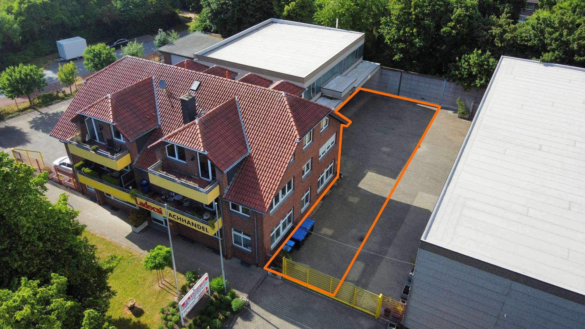 Drohne - Seltenheit im Markt: Geräumiges Büro mit Ausstellung und diversen Lagerflächen sowie großer Halle
