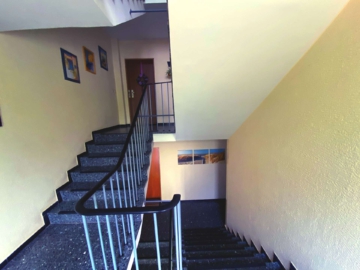 Treppenhaus - Zeitlose 3,5-Zimmer-Wohnung mit viel Platz am Zentrum von Neukirchen