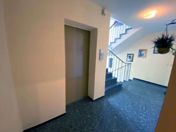 Aufzug - Zeitlose 3,5-Zimmer-Wohnung mit viel Platz am Zentrum von Neukirchen