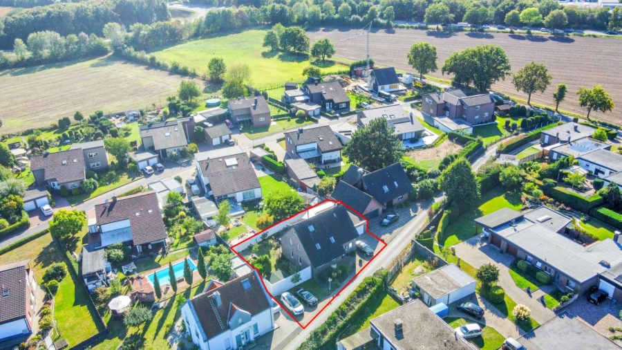 Freistehendes Einfamilienhaus mit großzügiger Wohnfläche & hochwertiger Ausstattung am Stadtrand, 47506 Neukirchen-Vluyn, Einfamilienhaus