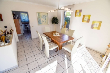 Wohnzimmer - Freistehendes Einfamilienhaus mit großzügiger Wohnfläche & hochwertiger Ausstattung am Stadtrand