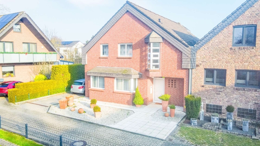 Hausansicht - Einzigartiges Einfamilienhaus mit großzügiger Wohnfläche & hochwertiger Ausstattung in ruhiger Lage