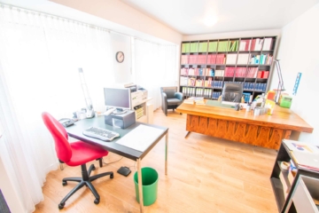 Schlafzimmer EG/Büro - Einzigartiges Einfamilienhaus mit großzügiger Wohnfläche & hochwertiger Ausstattung in ruhiger Lage