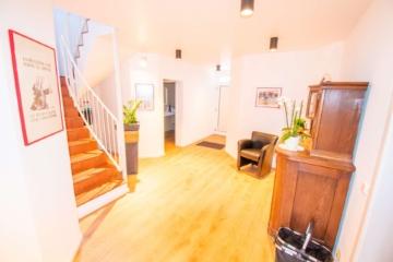 Eingangsbereich - Einzigartiges Einfamilienhaus mit großzügiger Wohnfläche & hochwertiger Ausstattung in ruhiger Lage