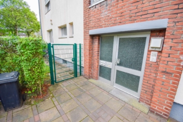 Hausansicht - Top-Lage: Gepflegte 3-Zimmer-Erdgeschosswohnung im Herzen von Neukirchen