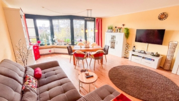 14Wohn-/Esszimmer - Stilvolle, lichtdurchflutete Wohnung mit traumhaftem Ausblick ins Grüne & Aufzug in gefragter Lage