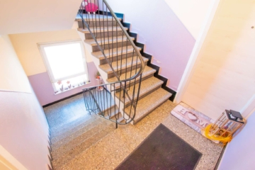 Flur - Helle 3 Zimmer-DG-Wohnung mit attraktivem Schnitt am beliebten Mattlerbusch