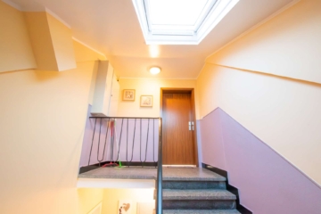 Wohnungseingang - Helle 3 Zimmer-DG-Wohnung mit attraktivem Schnitt am beliebten Mattlerbusch