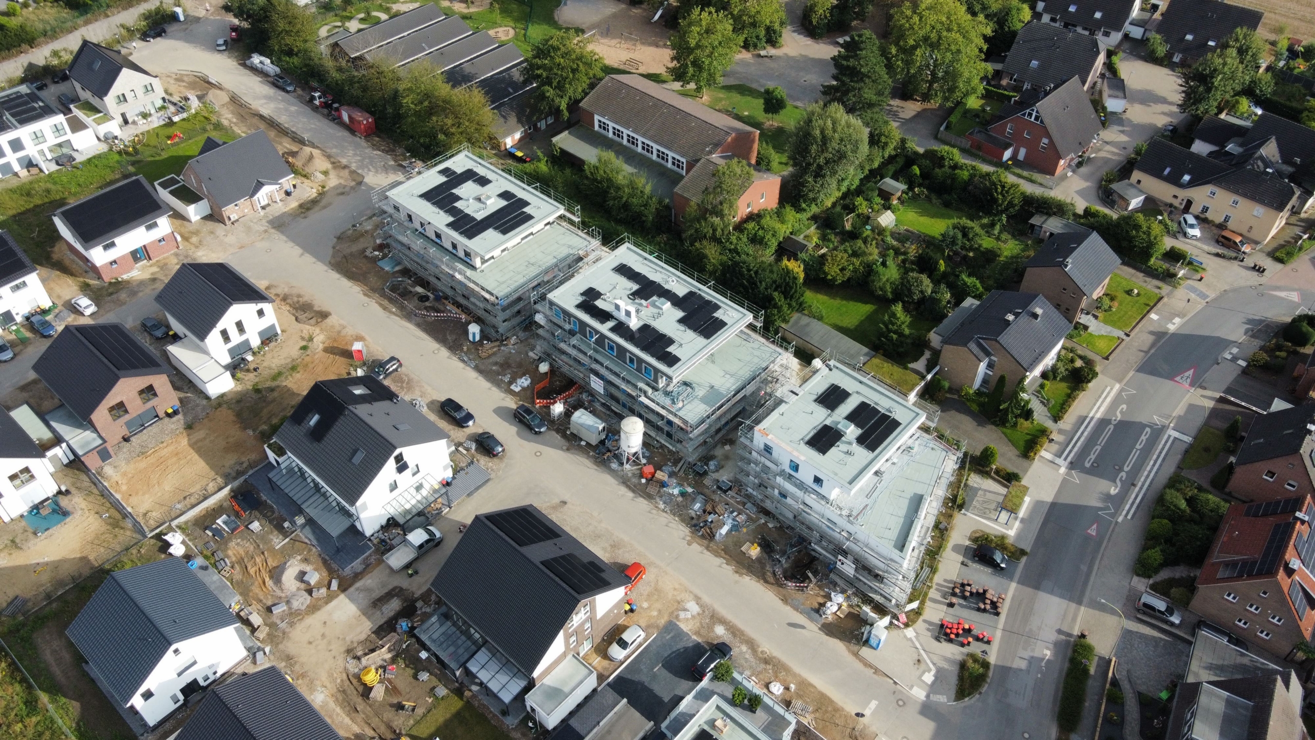 Drohnenaufnahme - Erstbezug nach Neubau: Barrierearme Erdgeschosswohnung mit Gartenanteil und hochwertiger Ausstattung