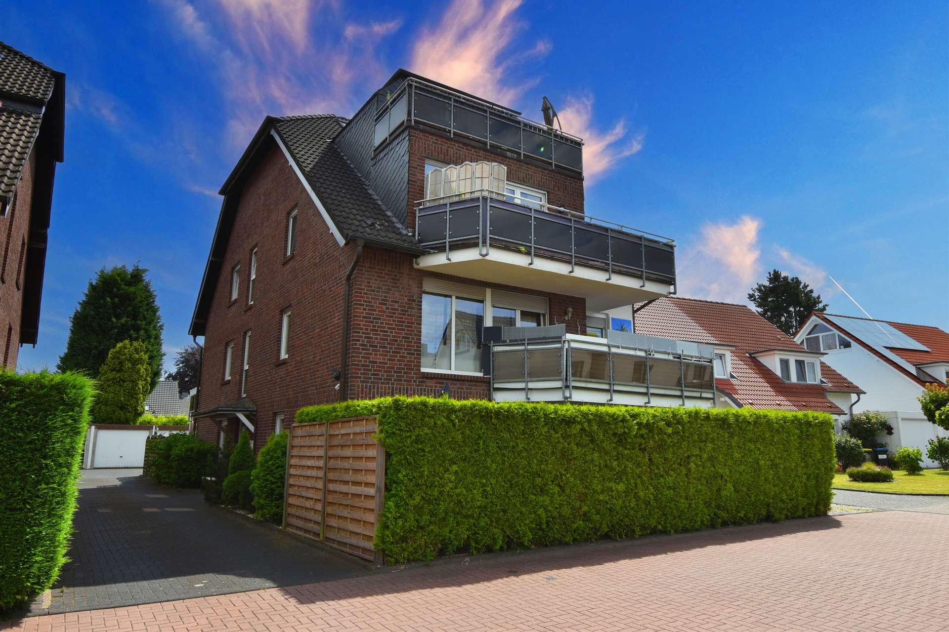 ! Titelbild - Hochwertig errichtetes Mehrfamilienhaus mit 4 Wohneinheiten inkl. Garagen in absoluter 1A-Lage