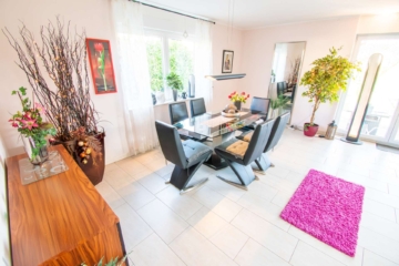 Wohn- und Esszimmer - Energieklasse A+: Neuwertiges freistehendes EFH mit herausragendem Grundstück in ruhiger Spielstraße