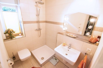 Badezimmer EG - Energieklasse A+: Neuwertiges freistehendes EFH mit herausragendem Grundstück in ruhiger Spielstraße