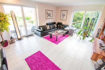 Wohnzimmer - Energieklasse A+: Neuwertiges freistehendes EFH mit herausragendem Grundstück in ruhiger Spielstraße