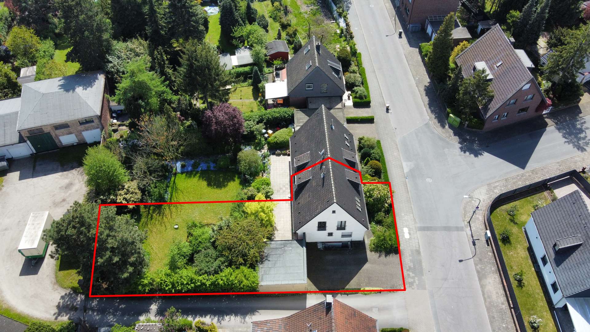 Drohne - Doppelhaushälfte mit großem Grundstück und traumhaftem Garten