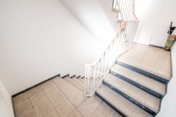 Treppenhaus - Wohnen wie im eigenen Haus: Besondere Maisonette-Wohnung mit großer Dachterrasse im Herzen der Stadt