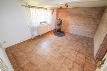 Wohnzimmer - Freistehendes, sanierungsbedürftiges EFH mit großzügiger Anbau-Option auf über 4.000 m2 Grundstück